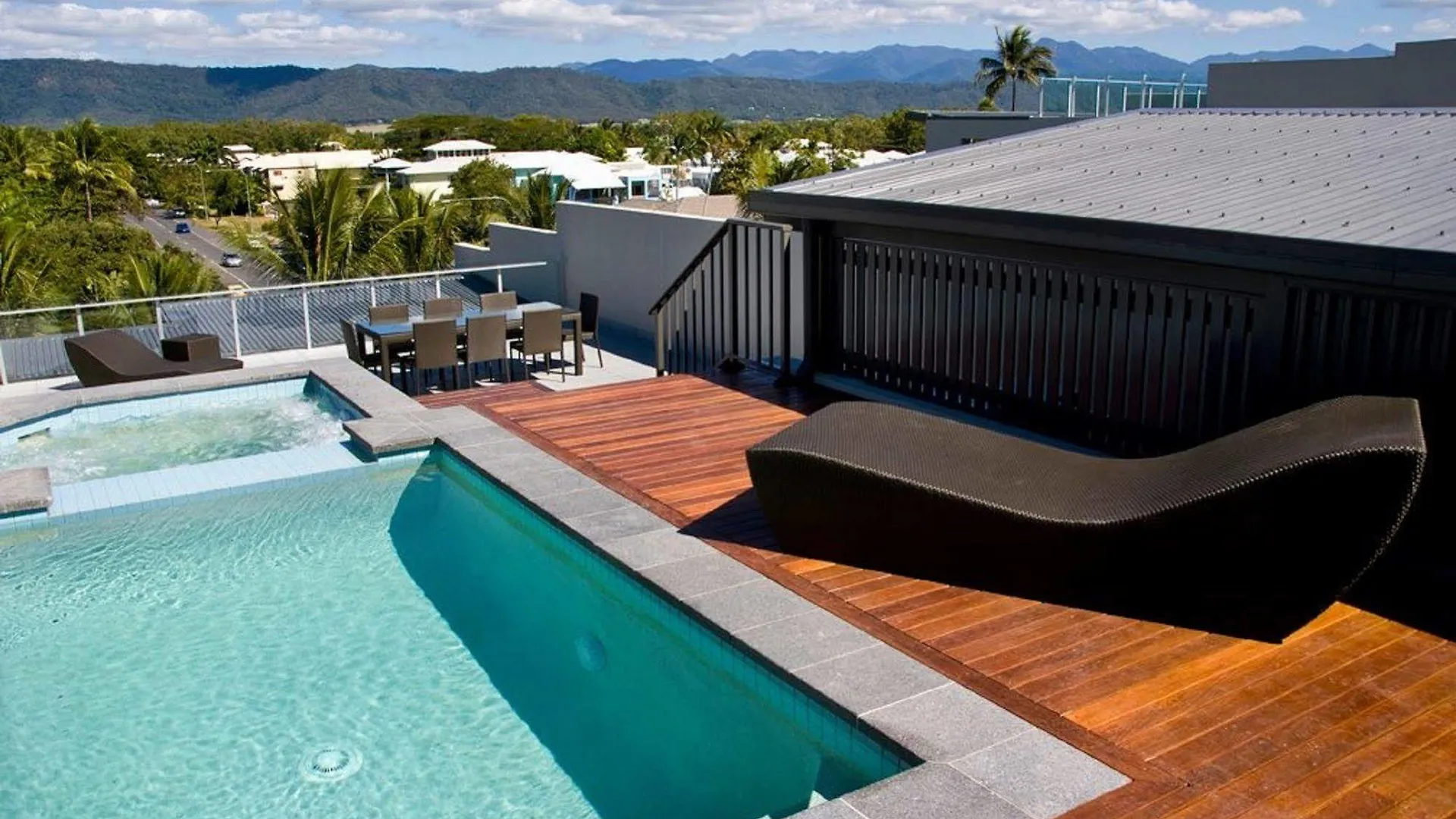 Coconut Grove Aparthotel Port Douglas